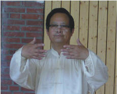 Stehende Säule: Qigong-Meister Zhang